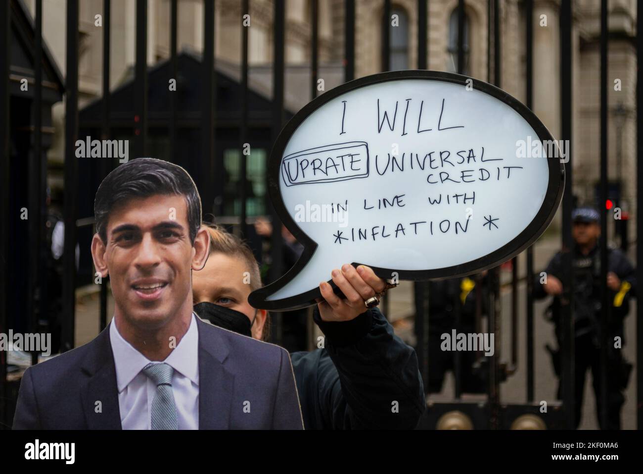 Protest vor der Downing Street, bei dem eine Sprechblase auf einen Rishi Sunak-Ausschnitt gesetzt wird, der zitiert: „Ich werde den Universalkredit im Einklang mit der Inflation aufpolieren“ Stockfoto