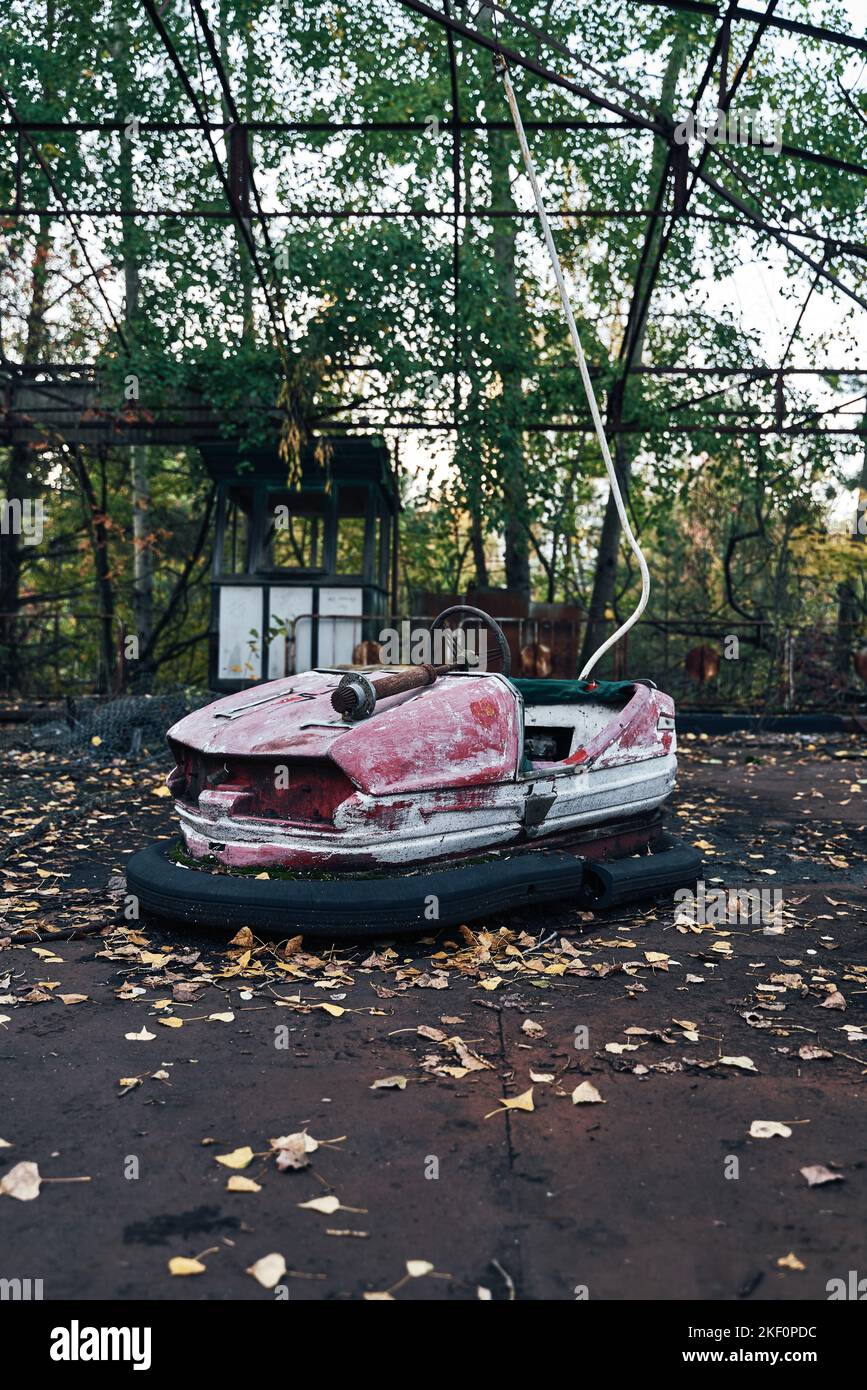 Verlassene Vergnügungsfahrt in der Geisterstadt Pripyat in der Sperrzone von Tschernobyl, Scooter in Herbstfarben Stockfoto