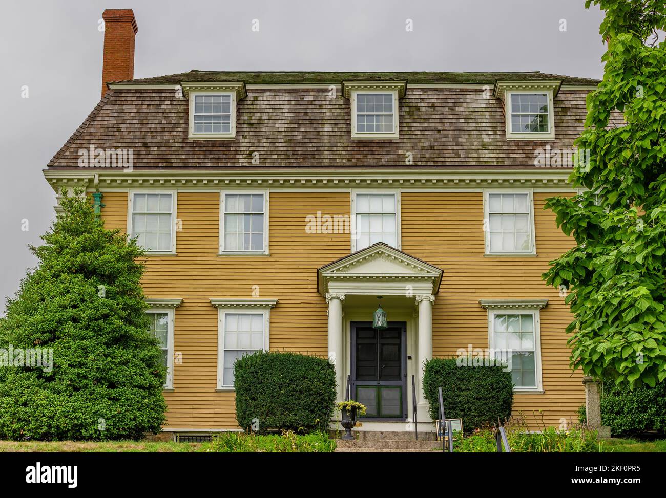 Gloucester, Massachusetts, USA, - 13. September 2022: Ein schönes Haus im Kolonialstil in der Nähe der Innenstadt. Stockfoto