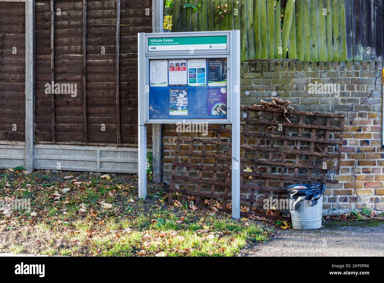 Eine Informationstafel auf dem Hillside Estate in North Islington, London, Großbritannien Stockfoto