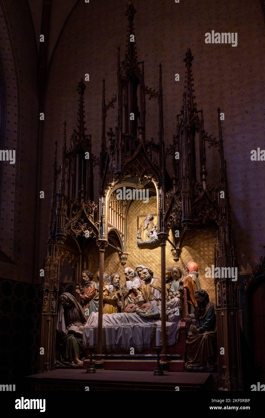 Gotischer Altar der Maria schlafenden aus dem 15.. Jahrhundert, Kaiserdom Sankt Bartholomäus, Kaiserdom des Heiligen Bartholomäus, Frankfurt, Deutschland Stockfoto