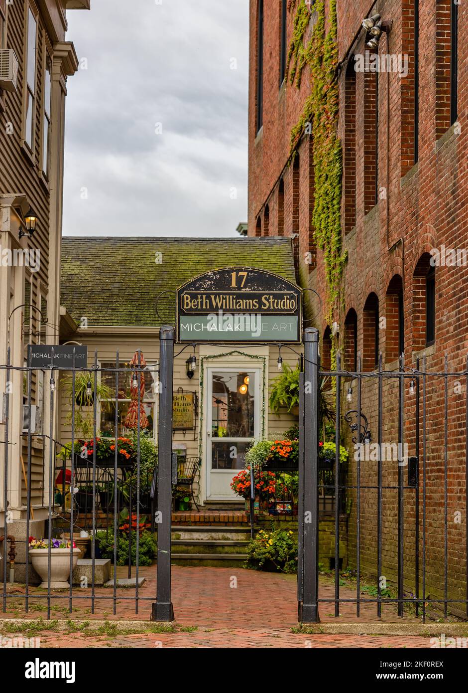 Gloucester, Massachusetts, USA, - 13. September 2022: Ein hübscher einladender Hofeingang zu einem Geschäft in der Innenstadt. Stockfoto