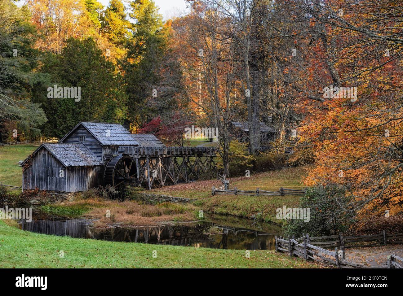 Vesta, Virginia, USA - 15.. Oktober 2022: Die Mabry Mill ist eine Wassermühle, die von der National Park Serice entlang des Blue Ridge Park Way betrieben wird und 1903 erbaut wurde. Stockfoto