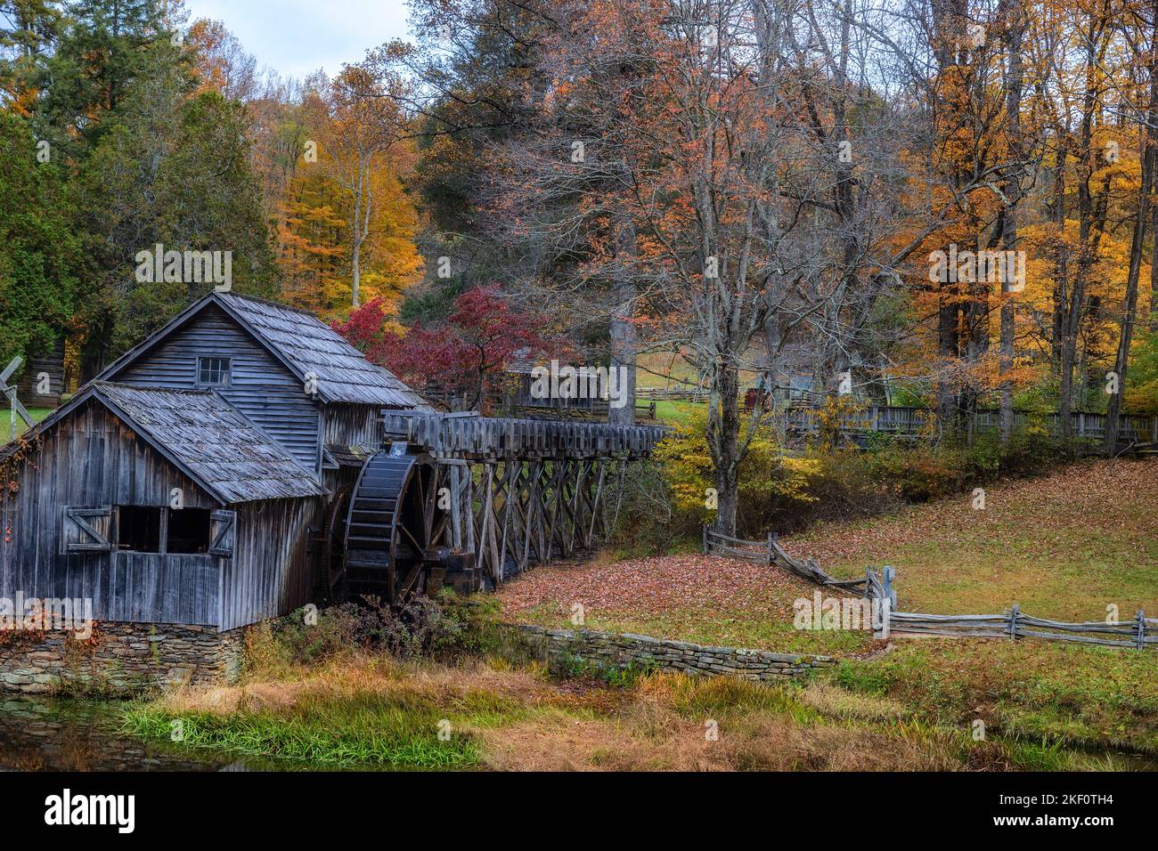 Vesta, Virginia, USA - 15.. Oktober 2022: Die Mabry Mill ist eine Wassermühle, die von der National Park Serice entlang des Blue Ridge Park Way betrieben wird und 1903 erbaut wurde. Stockfoto