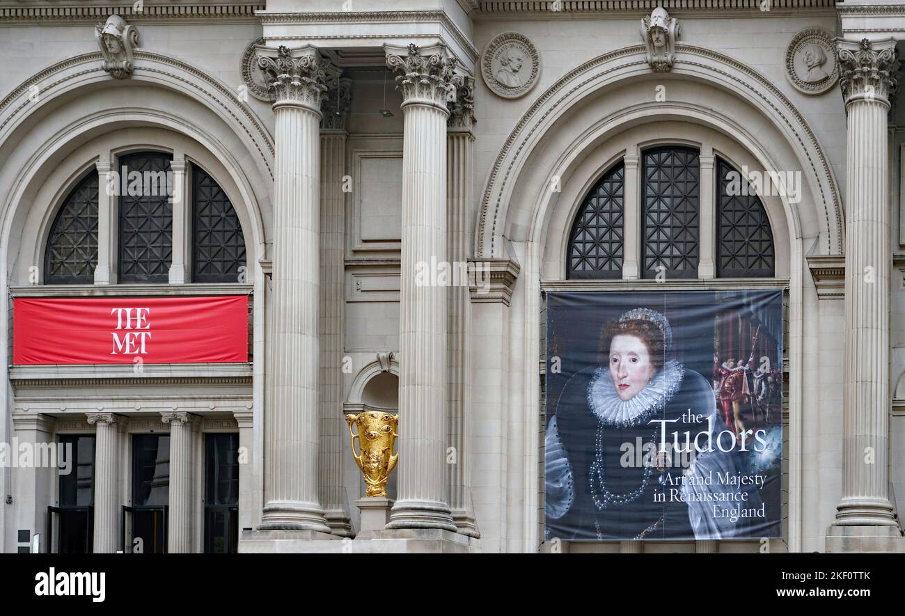 New York, NY - Oktober 2022: Das Metropolitan Museum of Art bietet regelmäßig Sonderausstellungen, wie zum Beispiel über Tudor-Kunst Stockfoto