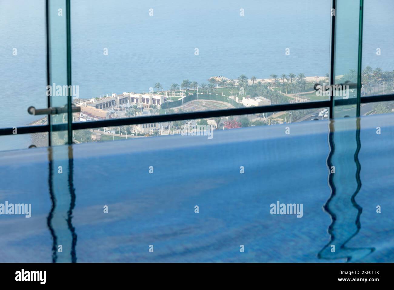 42.-stöckiges, randloses Schwimmbad, Sheraton Four Points, Kuwait City Stockfoto