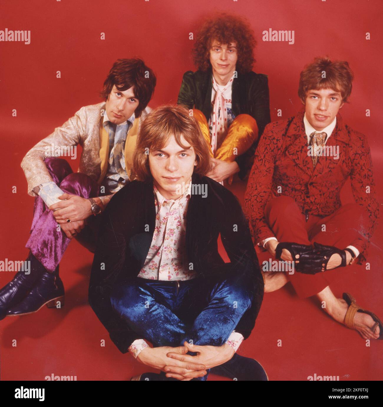Die Musik von morgen berührte psychedelisches Rock, Pop und Freakbeat. Gitarrist Steve Howe kam spät zu Yes, Sänger Keith West hatte mit 'Excerpt from a Teenage Opera' einen britischen Nummer-zwei-Hit (der Pete Townshends Tommy inspirierte). John 'Junior' Wood an der Bassgitarre, Mark P. Wirtz Keyboards. Drummer Twink schloss sich den Pretty Things und später den Pink Fairies an. Drei Bands wurden konsequent als Galionsfiguren der ersten Generation britischer Psychedelien zitiert: Pink Floyd, The Soft Machine und Tomorrow. Stockfoto