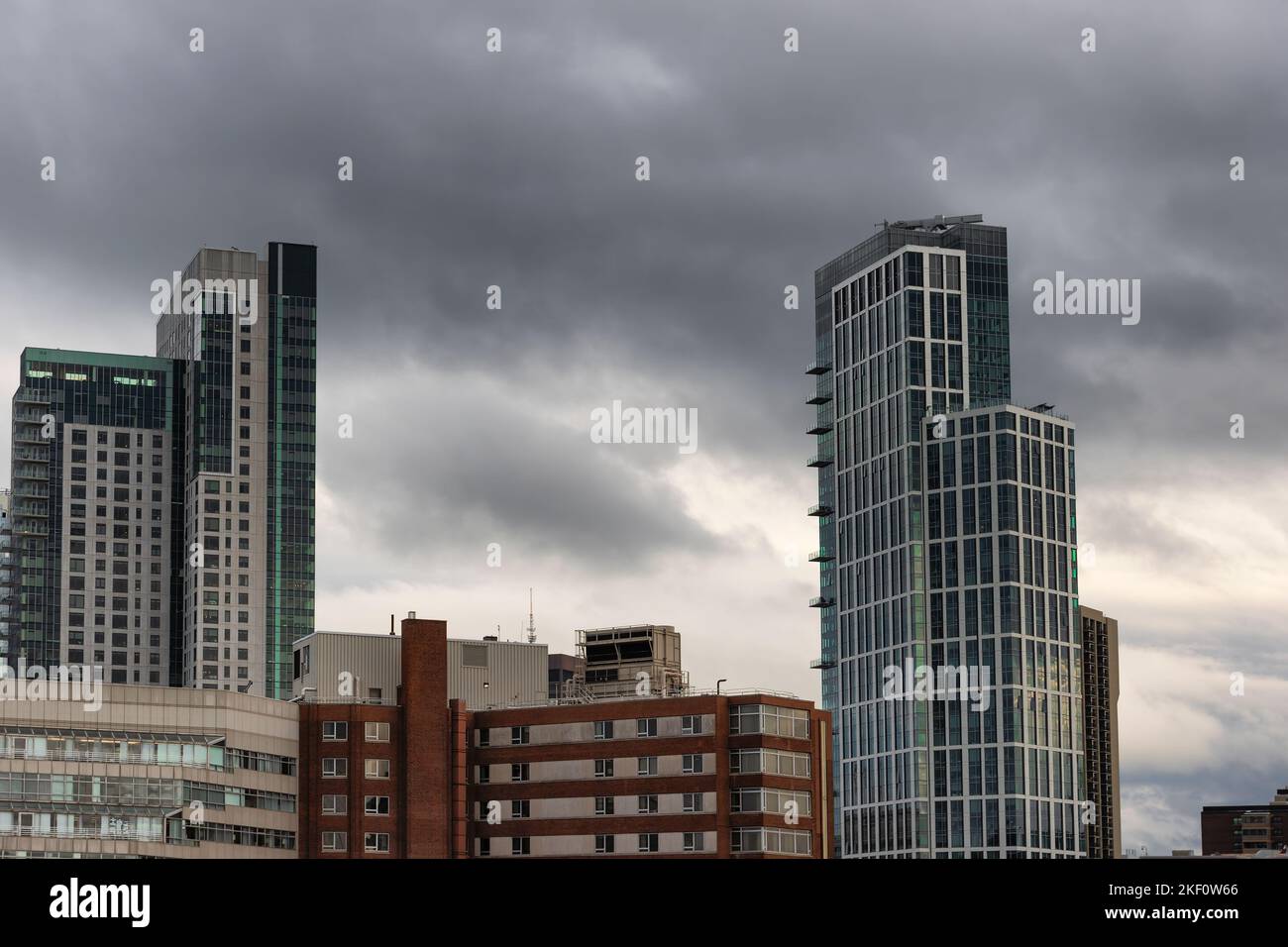 Boston, Massachusetts, USA - 13. September 2022: Ein Abschnitt der Skyline von Boston von der Autobahn aus gesehen. Stockfoto