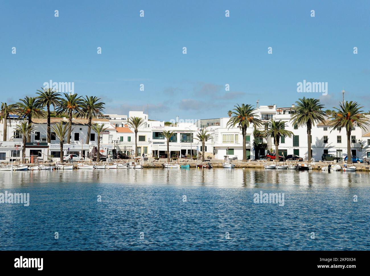 Fornells, auf Menorca. Kleines Fischerdorf, berühmt für das Hummer-Angeln. Das am meisten besuchte Dorf in Spanien im Jahr 2022 durch eine Reise-Website. Stockfoto