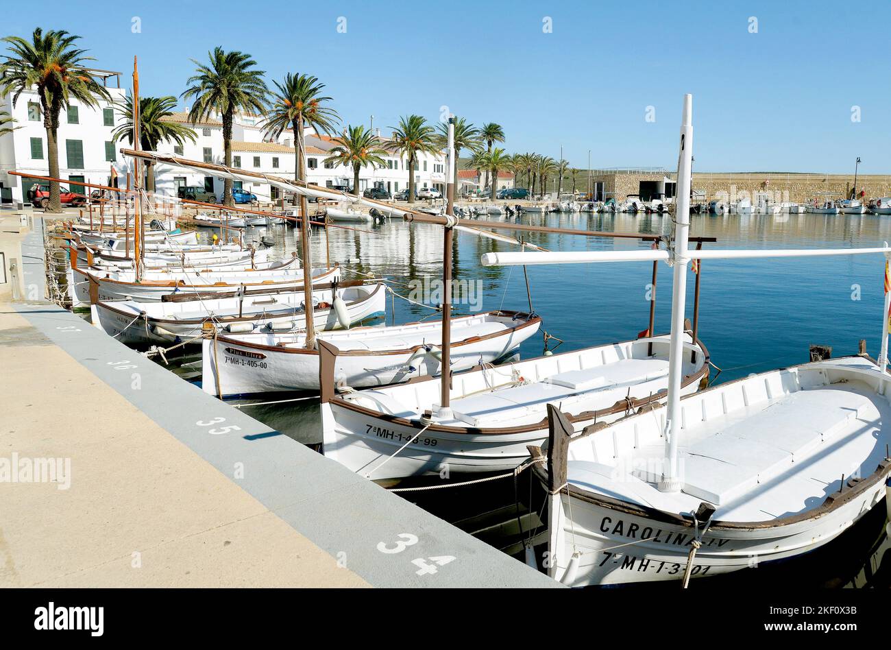 Fornells, auf Menorca. Kleines Fischerdorf, berühmt für das Hummer-Angeln. Das am meisten besuchte Dorf in Spanien im Jahr 2022 durch eine Reise-Website. Stockfoto