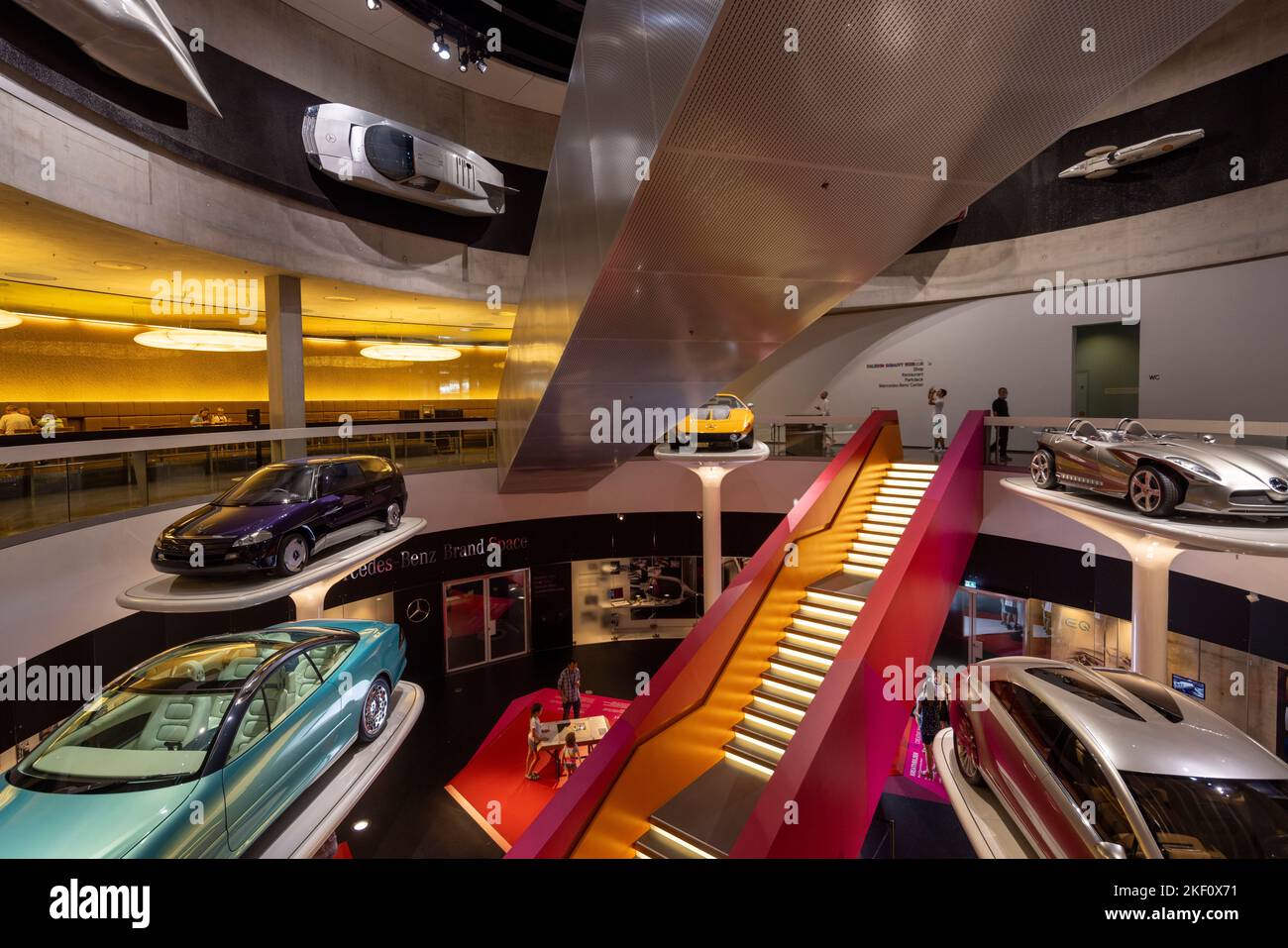 Eingangsgalerie, Mercedes Benz Museum, Stuttgart, Deutschland Stockfoto