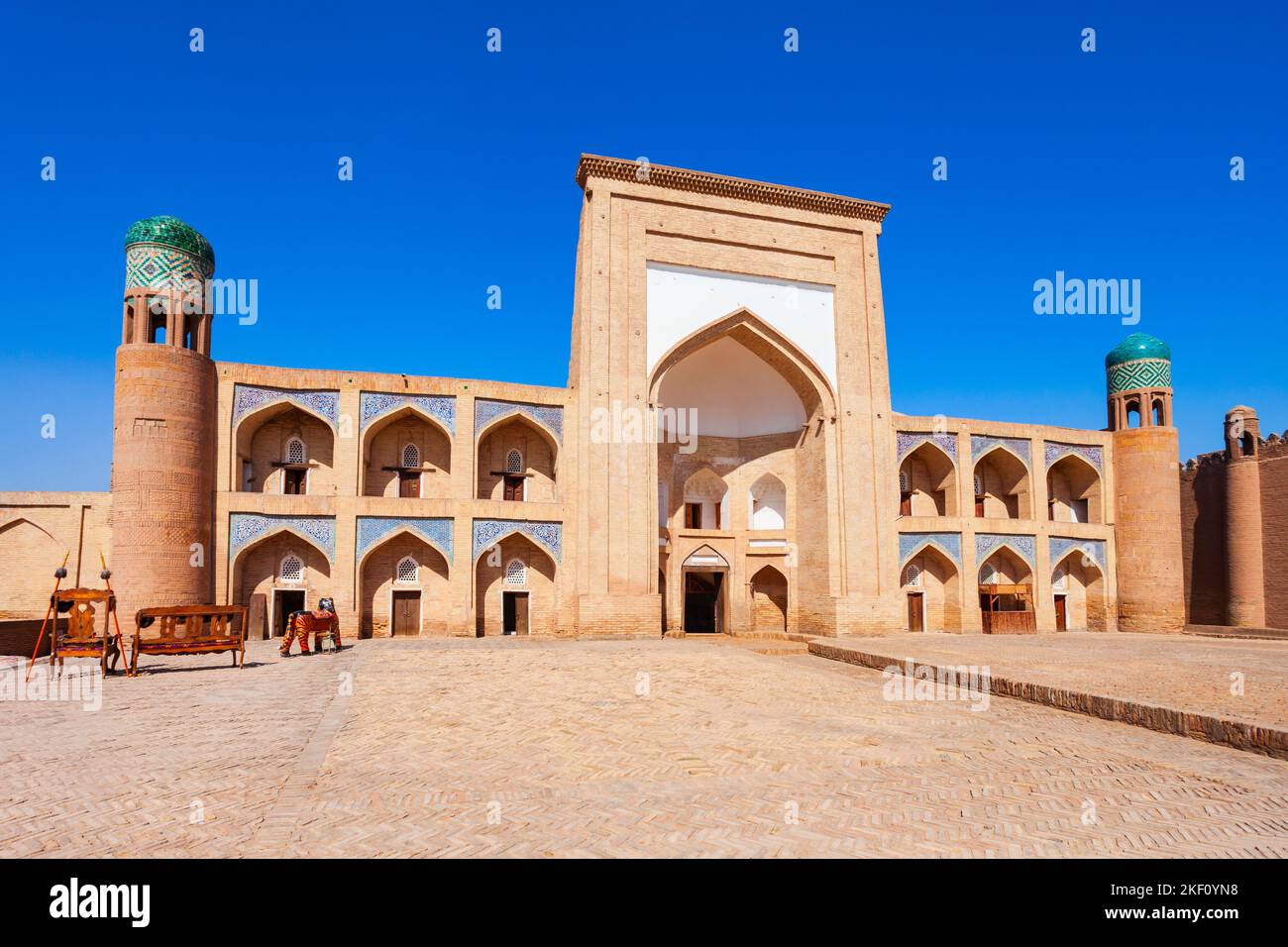 Madrasah Kutlug Murad Inaka an der Ichan Kala, einer alten ummauerten Innenstadt der Stadt Chiwa in Usbekistan Stockfoto