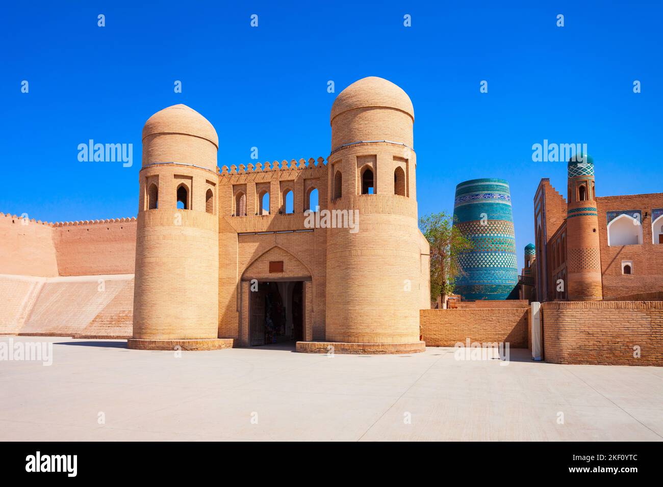 Westtor der Itchan Kala, eine alte ummauerte Innenstadt der Stadt Chiwa in Usbekistan Stockfoto