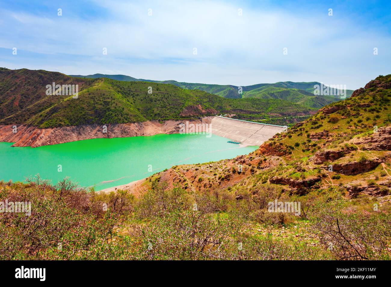 Der Damm und der See Hisorak ist ein Wasserreservoir in der Nähe der Stadt Shahrisabz in Usbekistan Stockfoto