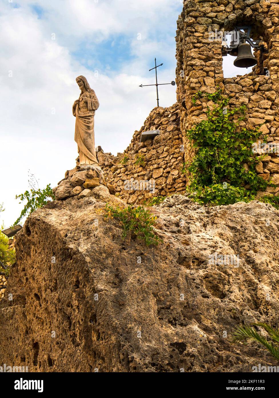 Die Kapelle der Jungfrau des Felsens in Mijas. Mijas ist eines der schönsten „weißen“ Dörfer Südspaniens in Andalusien. Stockfoto Die Kapelle der Jungfrau des Felsens in Mijas. Mijas ist eines der schönsten „weißen“ Dörfer Südspaniens in Andalusien. Stockfoto