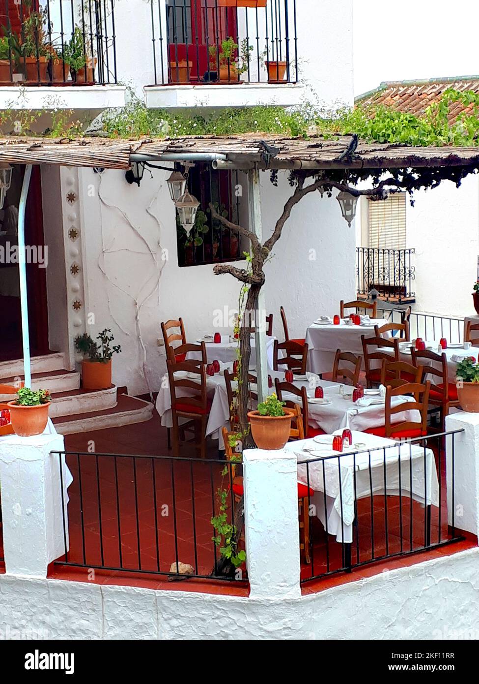 Restaurant am Stadtplatz im Bergdorf Mijas in den Bergen über der Costa Del Sol in Spanien Stockfoto Restaurant am Stadtplatz im Bergdorf Mijas in den Bergen über der Costa Del Sol in Spanien Stockfoto