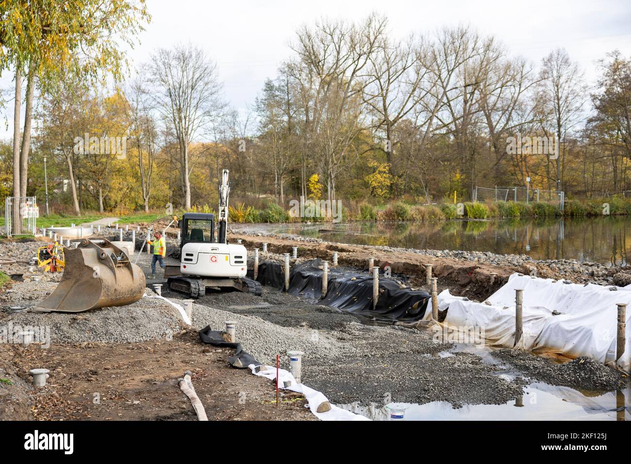 Fulda, Deutschland. 15.. November 2022. Im Aueweiher finden Bauarbeiten zur Vorbereitung der State Garden Show statt. Am Dienstag wurde das Programm der Landesgartenschau 2023 in Fulda vorgestellt. Quelle: Hannes P. Albert/dpa/Alamy Live News Stockfoto