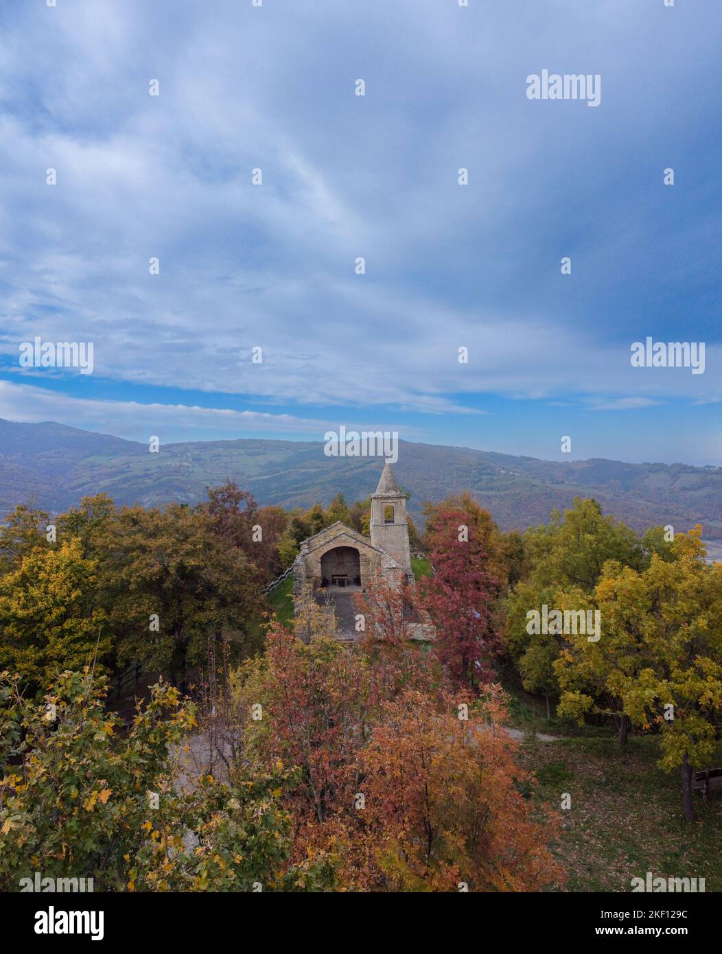 Vezzolacca Piacenza Italien szenische Drohne Luftaufnahme des Herbstes farbigen Treswald Stockfoto