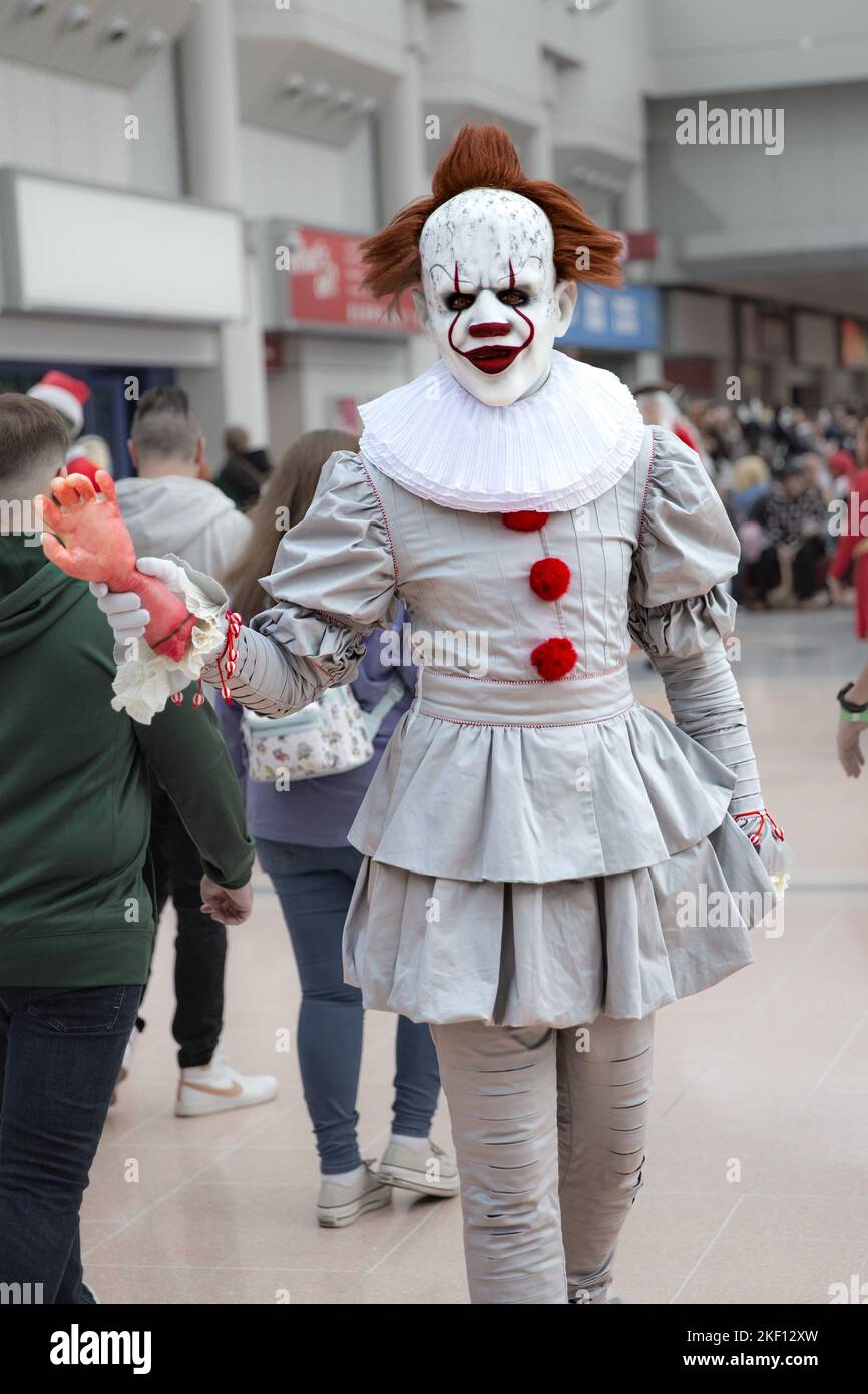 Ein männlicher Cosplayer, verkleidet als Pennywise der Clown aus Stephen Kings IT-Serie von Büchern und Filmen auf der MCM Birmingham Comic Con 2022 Stockfoto