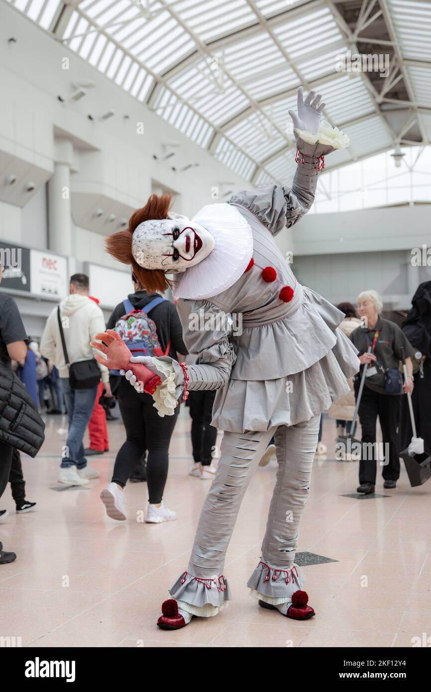 Ein männlicher Cosplayer, verkleidet als Pennywise der Clown aus Stephen Kings IT-Serie von Büchern und Filmen auf der MCM Birmingham Comic Con 2022 Stockfoto