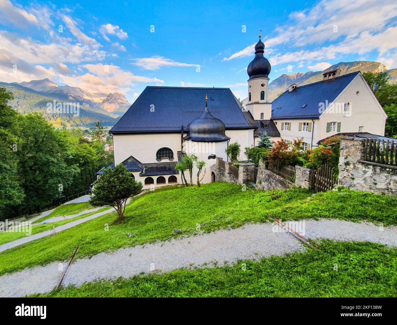 Die Wallfahrtskirche St. Anton ist eine Wallfahrtskirche und ein Franziskanerkloster oberhalb der Stadt Garmisch-Partenkirchen in Bayern Stockfoto