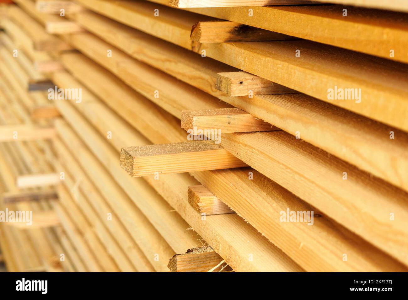 Viele Holzbretter im Stapel gestapelt. Baumaterial. Hintergrund. Nahaufnahme... Stockfoto