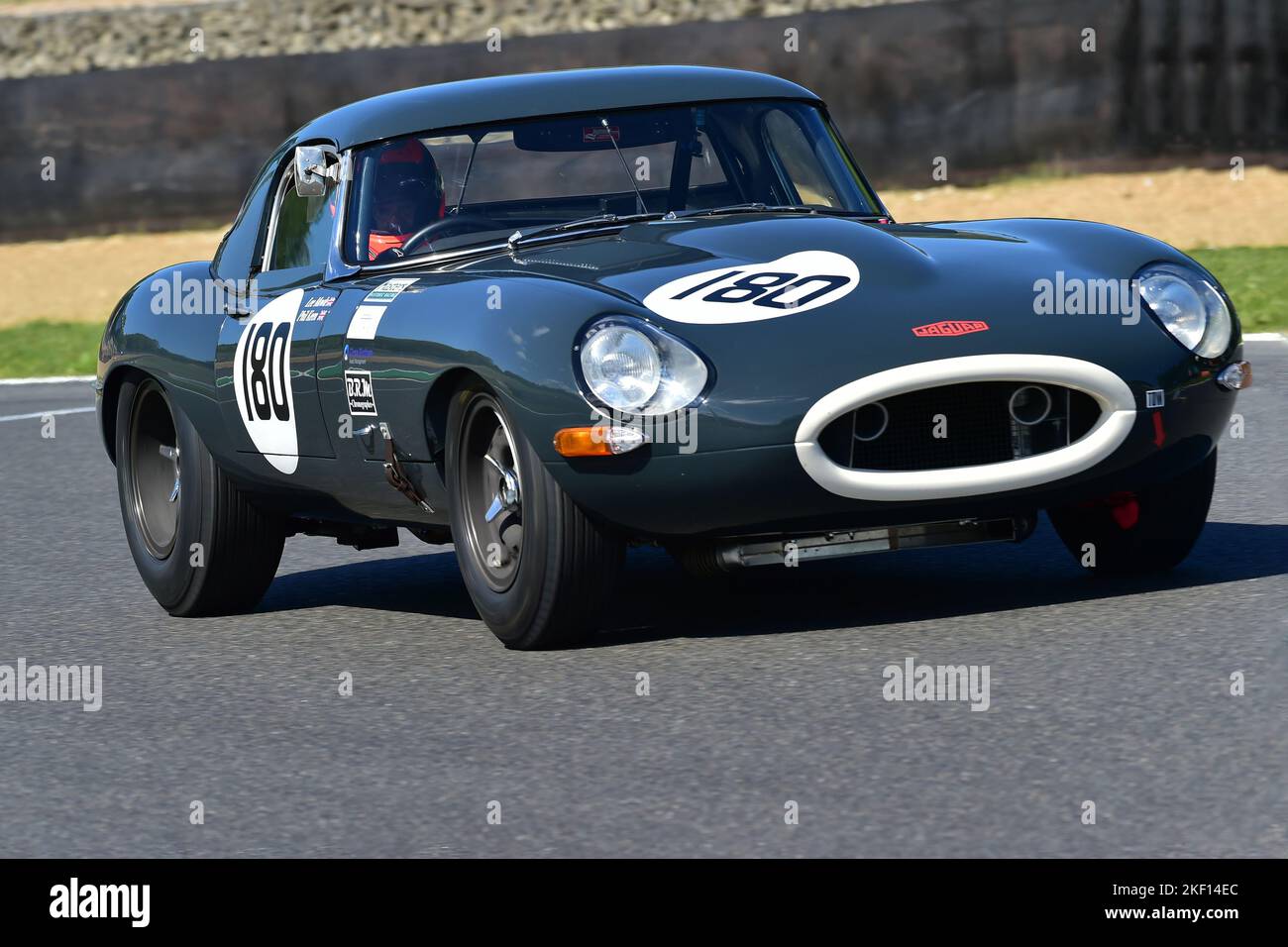 Lee Mowle, Jaguar E-Type, Gentlemen Drivers Pre-66 GT Cars, ein neunzig-Minuten-Zweifahrer-Rennen mit GT-Fahrzeugen, von denen viele in der EU teilgenommen hätten Stockfoto