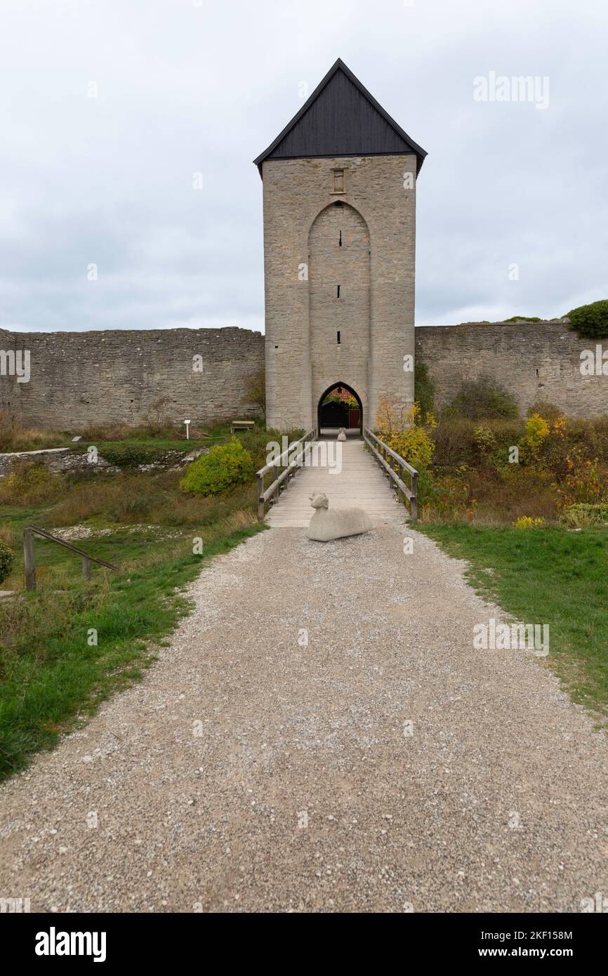 Teil der mittelalterlichen Mauer, die die Stadt Visby auf der Insel Gotland, Schweden, umgibt Stockfoto