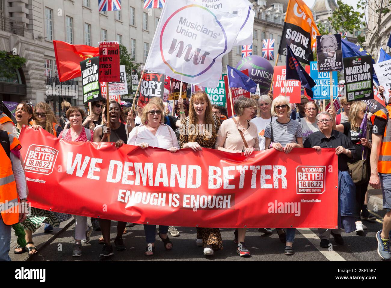 Angela Rayner, Abgeordnete der Labour Party, wird hinter einem Transparent gesehen, während die Teilnehmer während der vom TUC in London ausgerufenen Demonstration ‘Wir fordern besser“ marschieren. Stockfoto