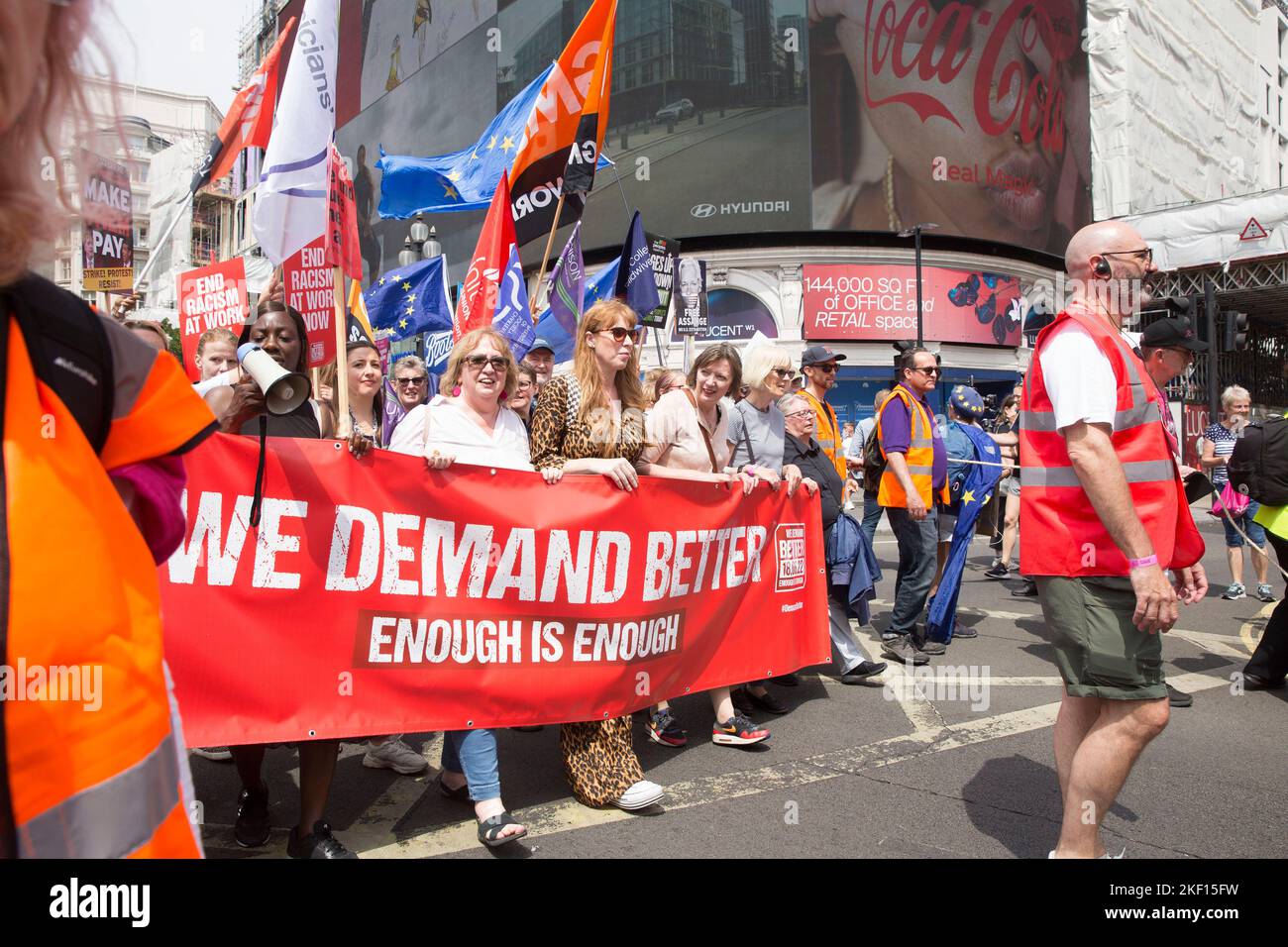 Angela Rayner, Abgeordnete der Labour Party, wird hinter einem Transparent gesehen, während die Teilnehmer während der vom TUC in London ausgerufenen Demonstration ‘Wir fordern besser“ marschieren. Stockfoto