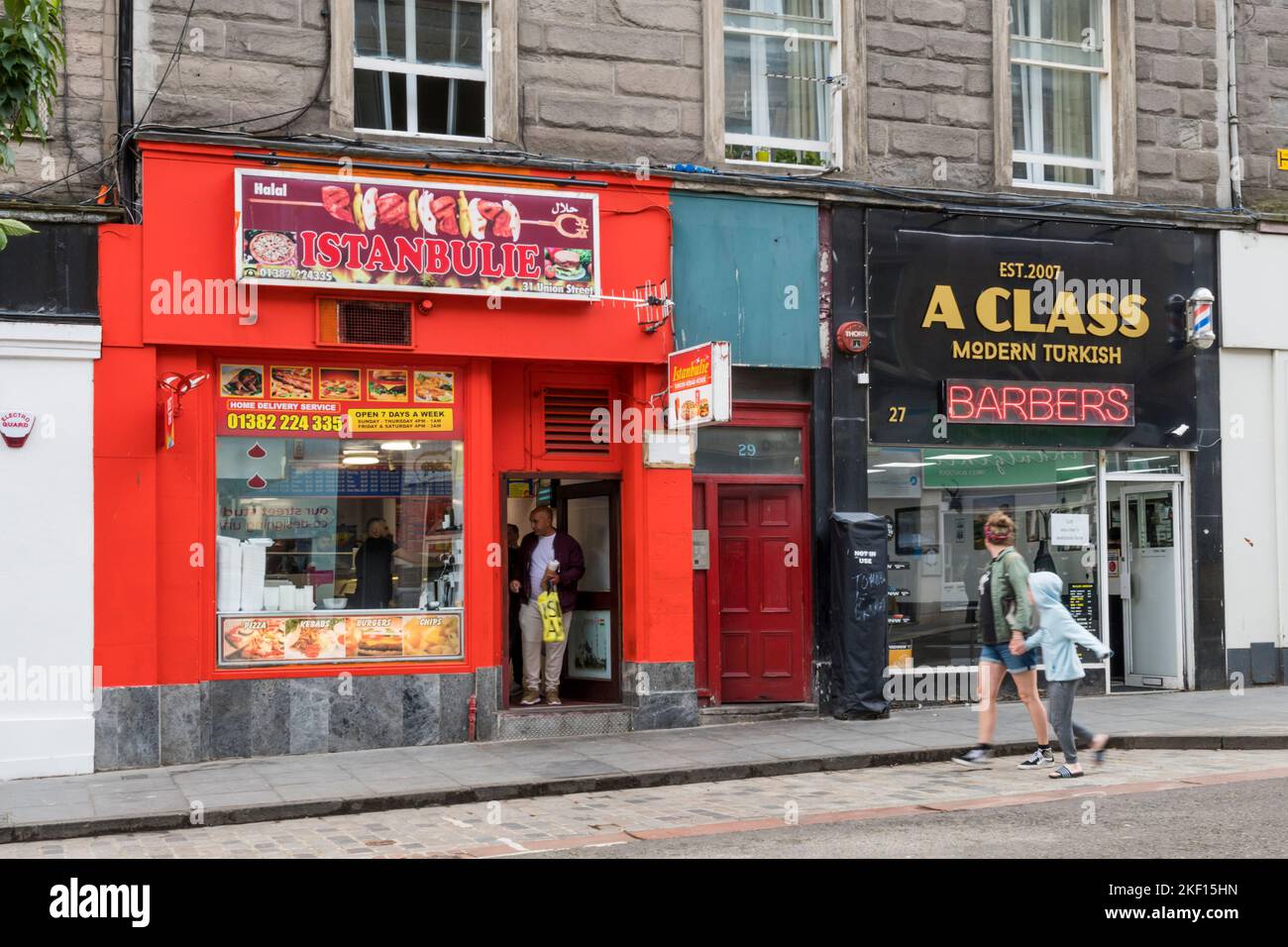 Neue Verwendungsmöglichkeiten für traditionelle Geschäfte. In der Union Street, Dundee, befinden sich ein türkischer Kebab-Laden und türkische Barber nebeneinander. Stockfoto