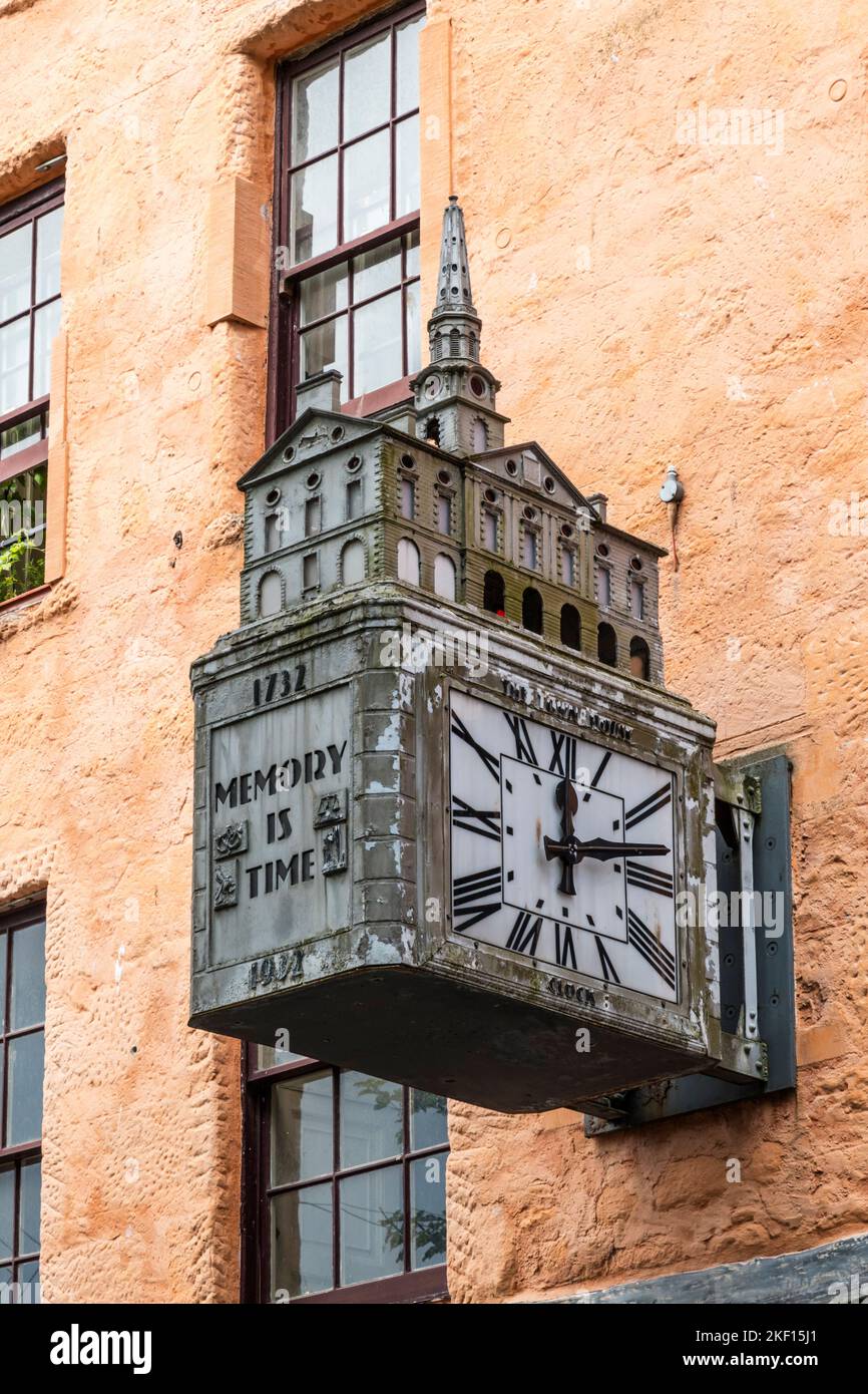 Die Stadthausuhr in der Dundee High Street. Stockfoto