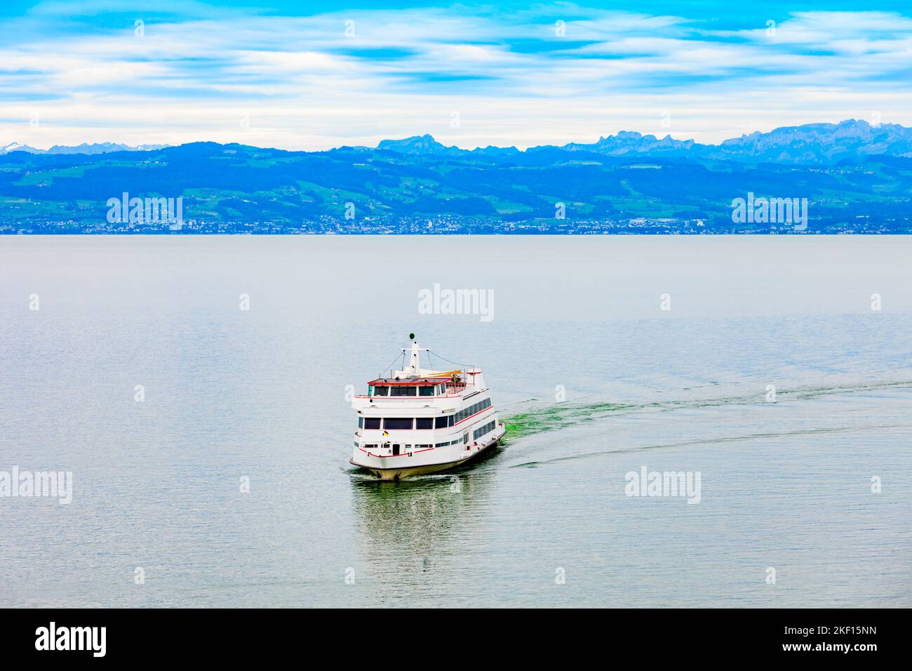 Touristenkreuzfahrtschiff in der Nähe von Friedrichshafen. Friedrichshafen ist eine Stadt am Ufer des Bodensees in Bayern. Stockfoto