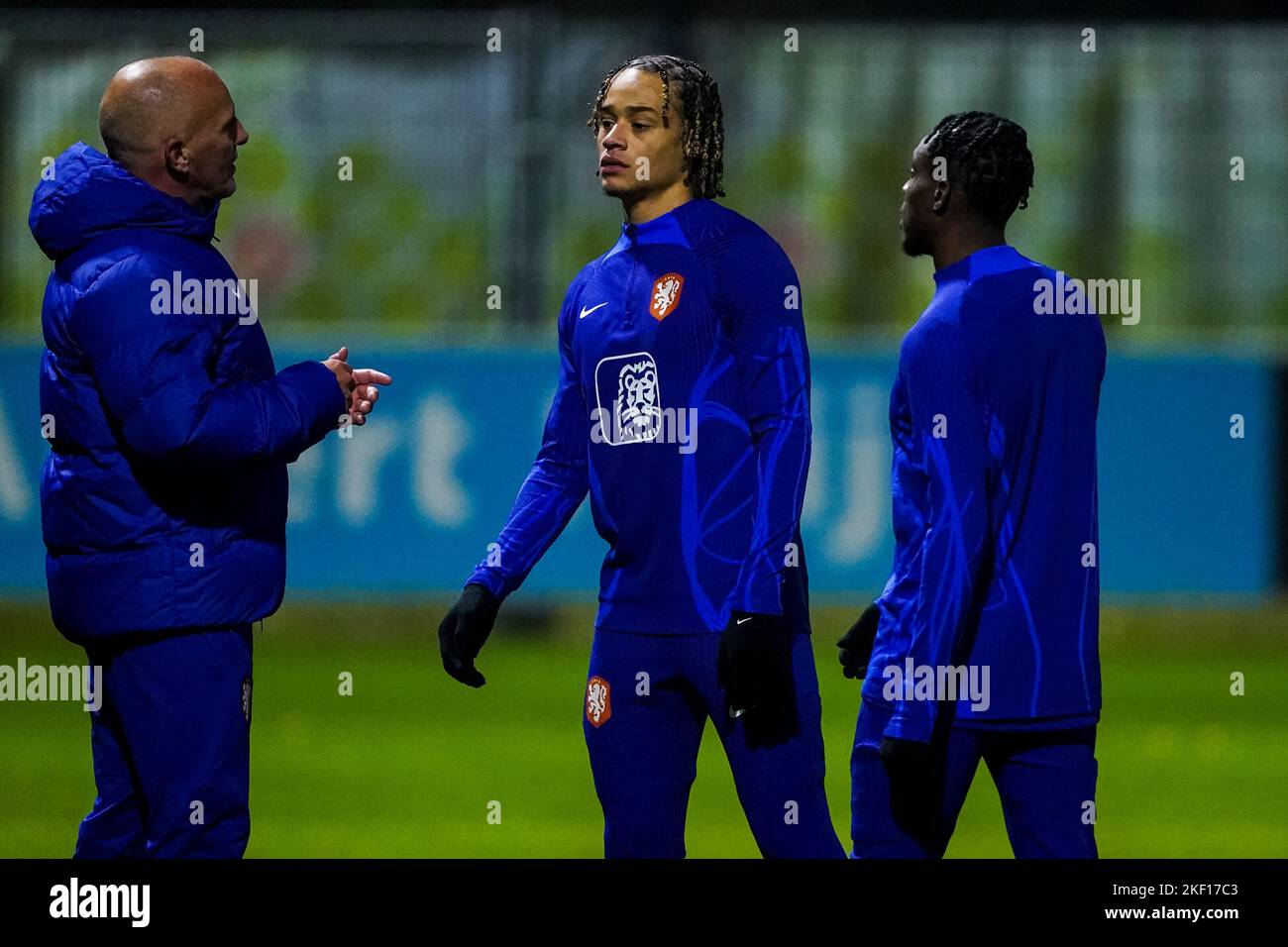 ZEIST, NIEDERLANDE - 14. NOVEMBER: Xavi Simons aus den Niederlanden und Jeremie Frimpong aus den Niederlanden während einer Trainingsveranstaltung der niederländischen Fußballmannschaft vor der FIFA Fußball-Weltmeisterschaft Katar 2022 auf dem KNVB Campus am 14. November 2022 in Zeist, Niederlande (Foto: Rene Nijhuis/Orange Picles) Stockfoto