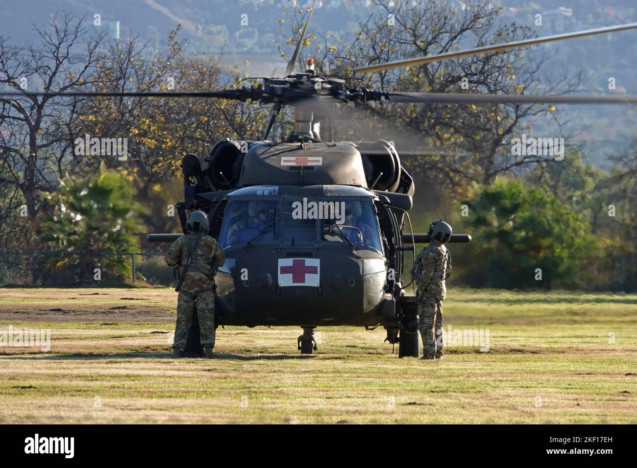 Los Angeles, Kalifornien / USA - 12. November 2022: Ein Blackhawk-Hubschrauber der US-Armee wird gezeigt, dass er mit Crew in der Nähe gelandet ist. Stockfoto