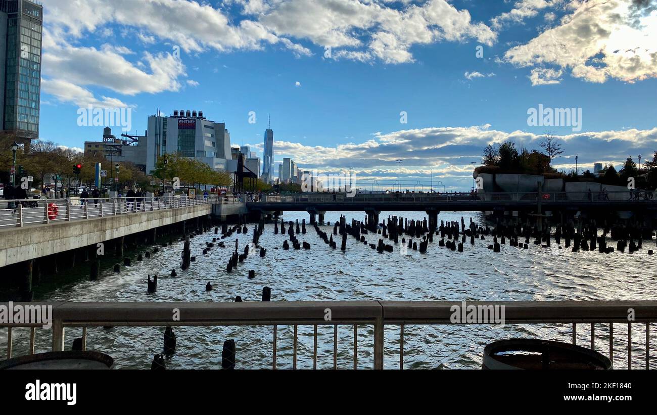 New York, NY, USA - 15. Nov 2022: Eine Südansicht von Lower Manhattan vom Pier 57 Steg in Chelsea aus gesehen Stockfoto