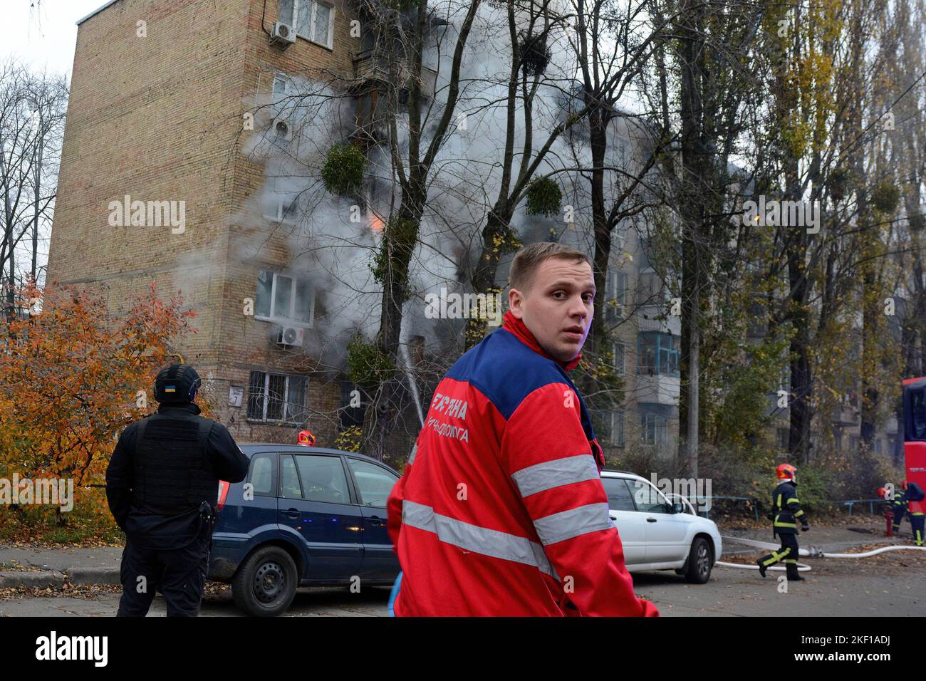 Kiew, Ukraine. 15.. November 2022. Ein Sanitäter ist am Schauplatz eines Wohngebäudes zu sehen, das von einem russischen Raketenangriff getroffen wurde, während Russlands Angriff auf die Ukraine in Kiew. (Foto: Aleksandr Gusev/SOPA Images/Sipa USA) Quelle: SIPA USA/Alamy Live News Stockfoto
