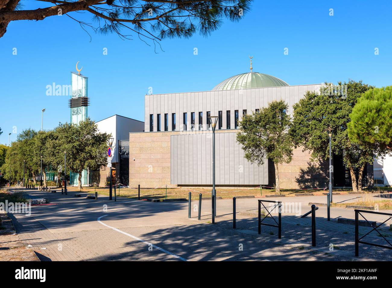 Gesamtansicht der Assalam-Moschee und ihres Minaretts, erbaut 2012 in zeitgenössischem Stil in Nantes, Frankreich. Stockfoto