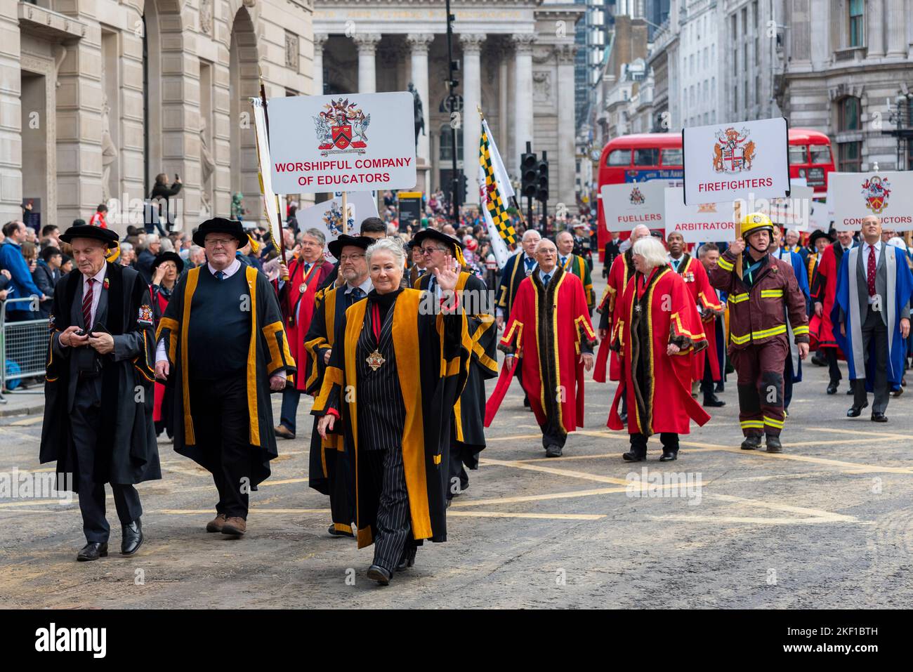 Moderne Livree-Firmen nehmen an der Lord Mayor's Show Parade in der City of London, Großbritannien, Teil. Worshipful Company of Educators, Firefighters Stockfoto