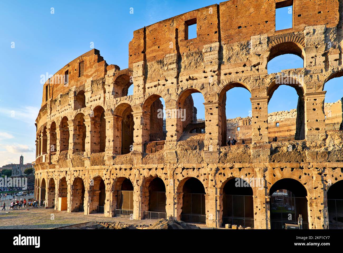 Rom Latium Italien. Das Kolosseum (Colosseo) ist ein ovales Amphitheater im Zentrum der Stadt Rom, östlich des Forum Romanum Stockfoto