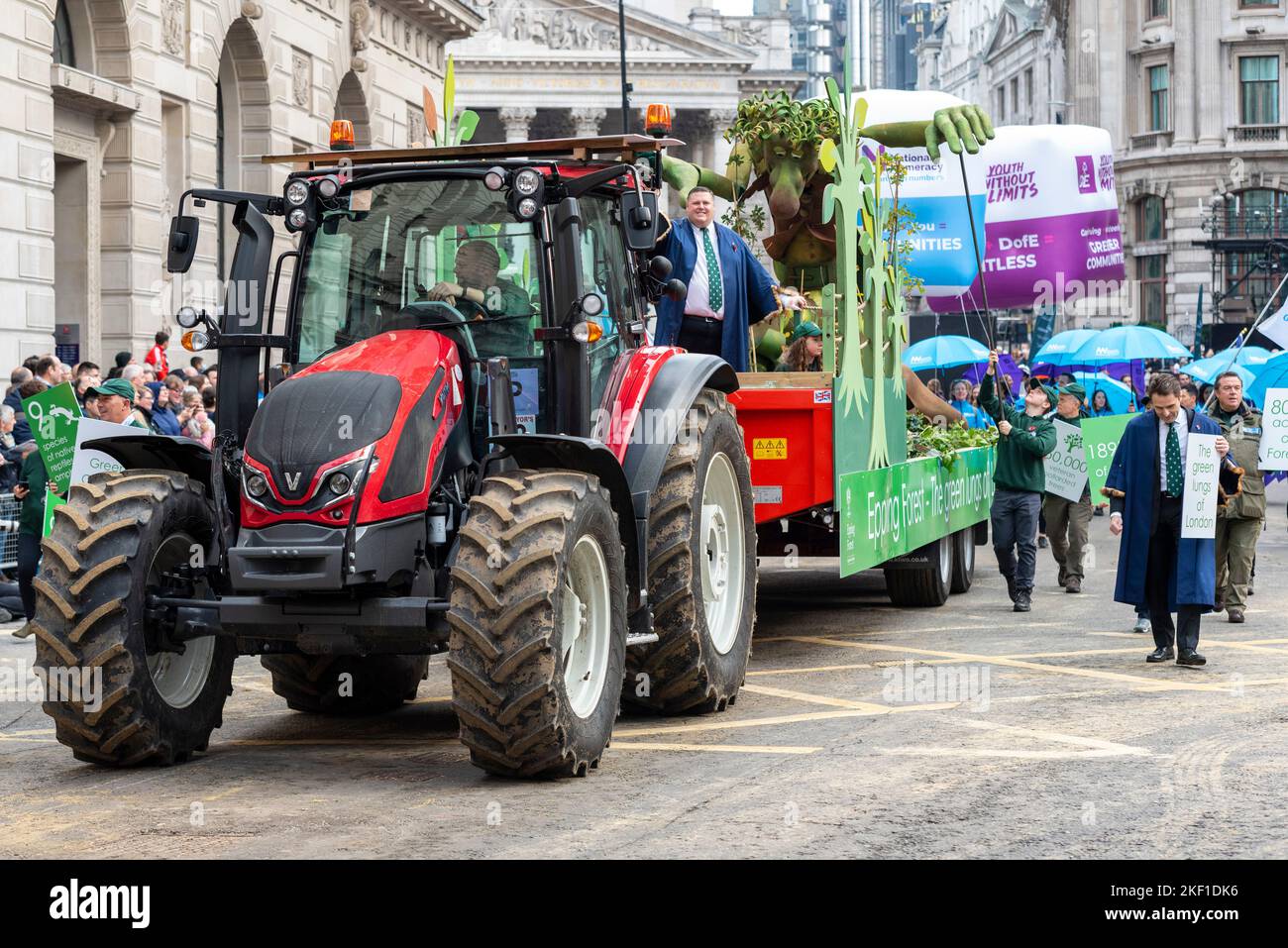 CITY OF LONDON EPPING FOREST bei der Lord Mayor's Show Parade in der City of London, Großbritannien. Valtra Traktor Stockfoto