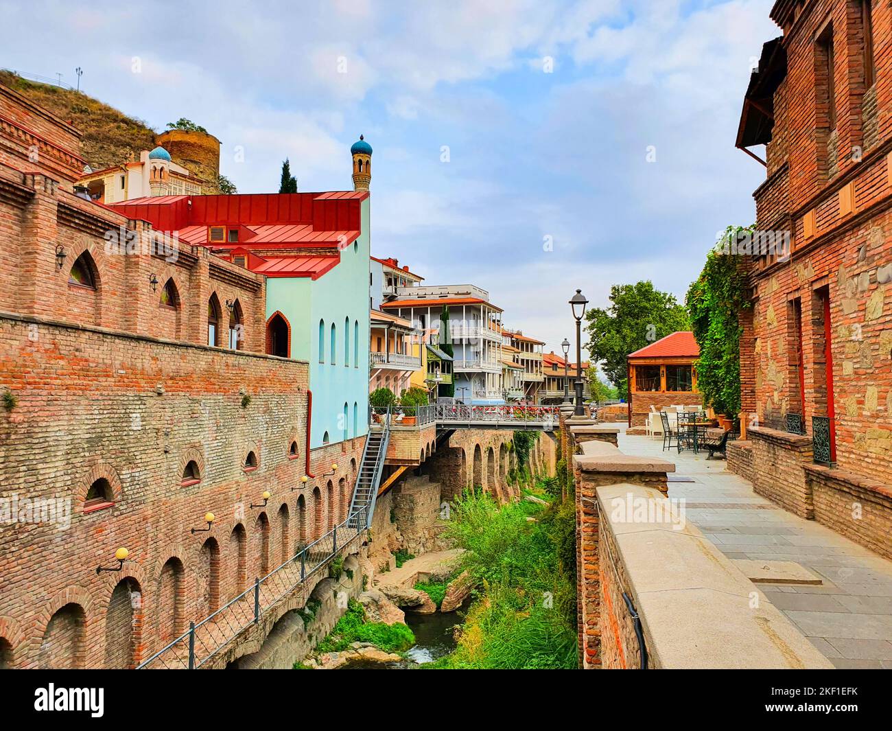 Leghvtakhevi Canyon in Abanotubani alten Bezirk in Tiflis Altstadt. Tiflis ist die Hauptstadt und die größte Stadt Georgiens am Ufer des Ku Stockfoto