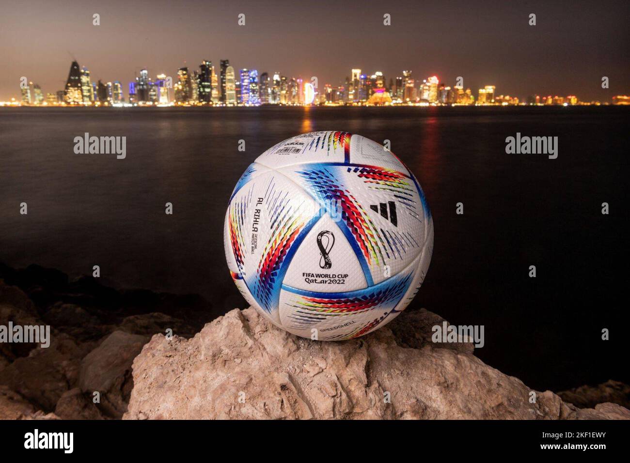 Al Rihla, offizieller Spielball der FIFA Fußball-Weltmeisterschaft Katar 2022 vor der abendlichen Skyline von Doha, Katar Stockfoto