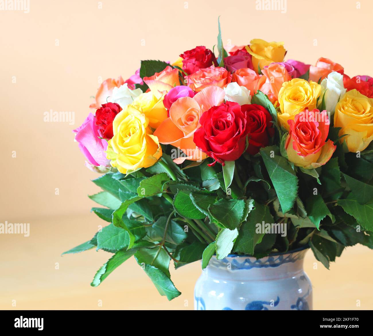 Eine Vase mit bunten Rosen. Verschiedene Farben. Stockfoto