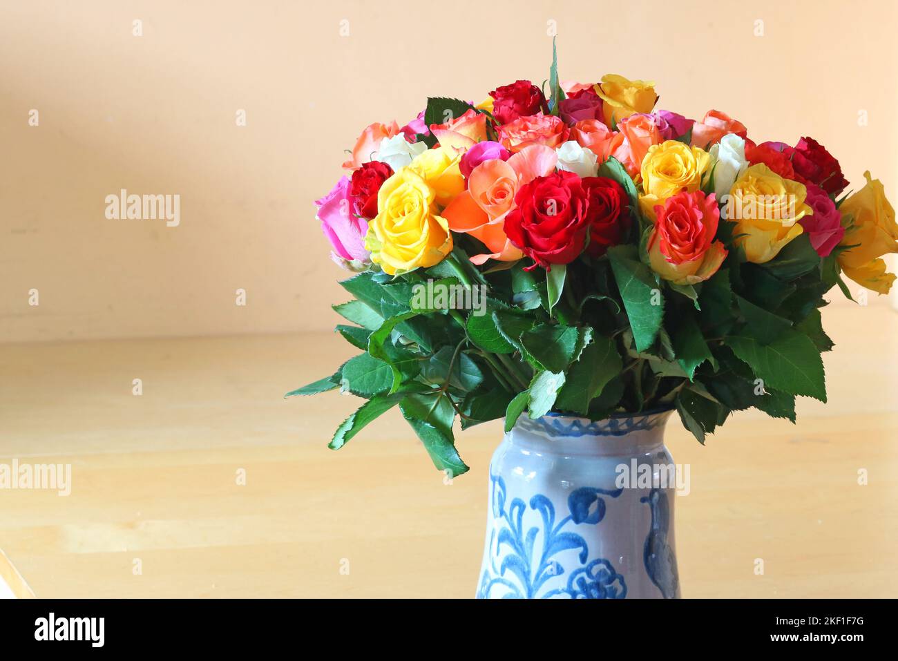 Eine Vase mit bunten Rosen. Verschiedene Farben. Stockfoto