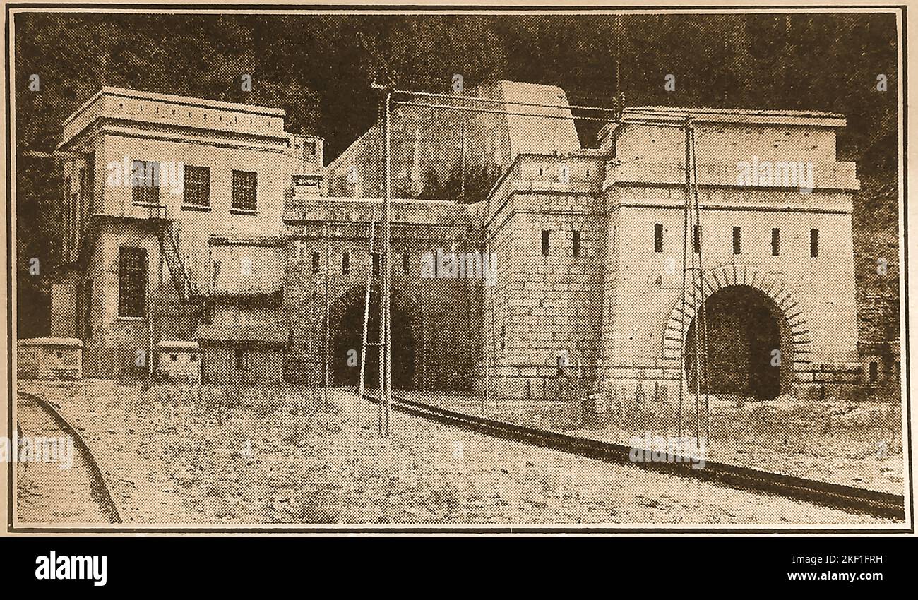 Ein altes Pressefoto, das das Schweizer Ende des Simplon-Tunnels kurz nach der Fertigstellung zeigt. Auch bekannt als Traforo del Sempione oder Gallerie del Sempione ist ein Eisenbahntunnel auf der Simplonbahn, der Brig, Schweiz, und Domodossola, Italien, durch die Alpen verbindet. Die Arbeiten begannen am 22. November 1898 (Osttunnel), 1912 (Westtunnel). Endlich eröffnet am 19. Mai 1906 (Osttunnel), 1921 (Westtunnel) Stockfoto