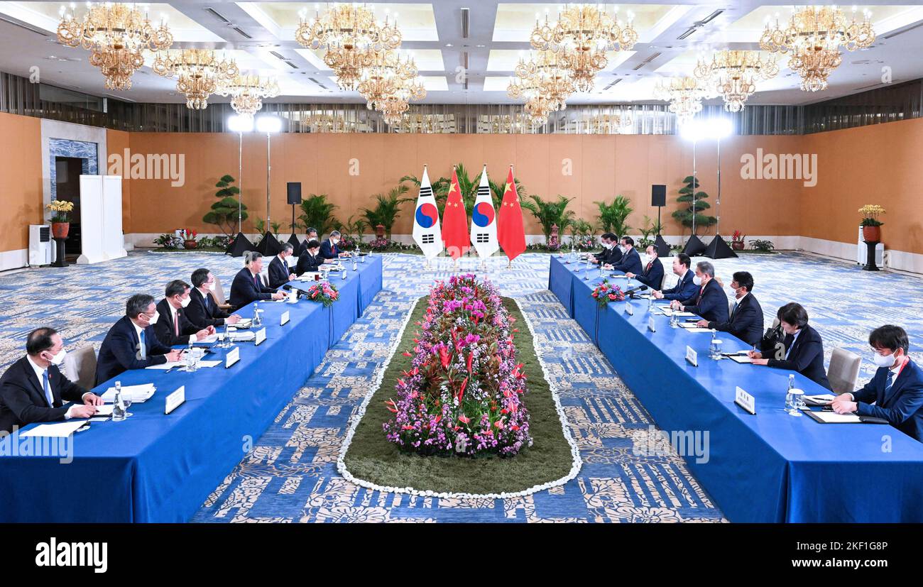 Bali, Indonesien. 15.. November 2022. Der chinesische Präsident Xi Jinping trifft sich mit dem südkoreanischen Präsidenten Yoon Suk-yeol am 15. November 2022 in Bali, Indonesien. Kredit: Rao Aimin/Xinhua/Alamy Live Nachrichten Stockfoto Bali, Indonesien. 15.. November 2022. Der chinesische Präsident Xi Jinping trifft sich mit dem südkoreanischen Präsidenten Yoon Suk-yeol am 15. November 2022 in Bali, Indonesien. Kredit: Rao Aimin/Xinhua/Alamy Live Nachrichten Stockfoto