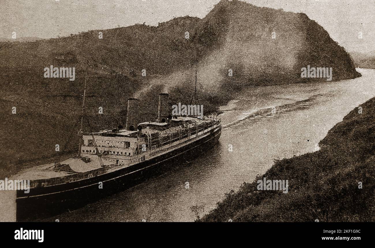 PANAMA HOTEL - ein altes gedrucktes Werbebild eines Passagierschiffs, das durch den Panama-Kanal fährt, C1930er Jahre.j Stockfoto
