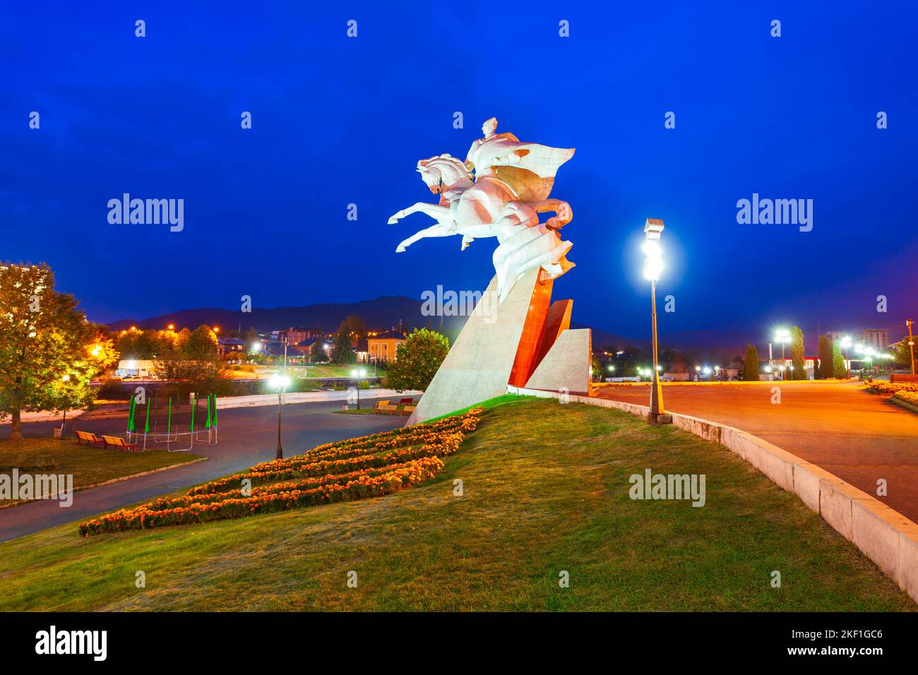 Wladikawkaz, Russland - 25. September 2020: Denkmal für den Armeegeneral und sowjetischen Militärkommandanten Issa Plijew oder Pliev in Wladikawkaz in der Nacht Stockfoto