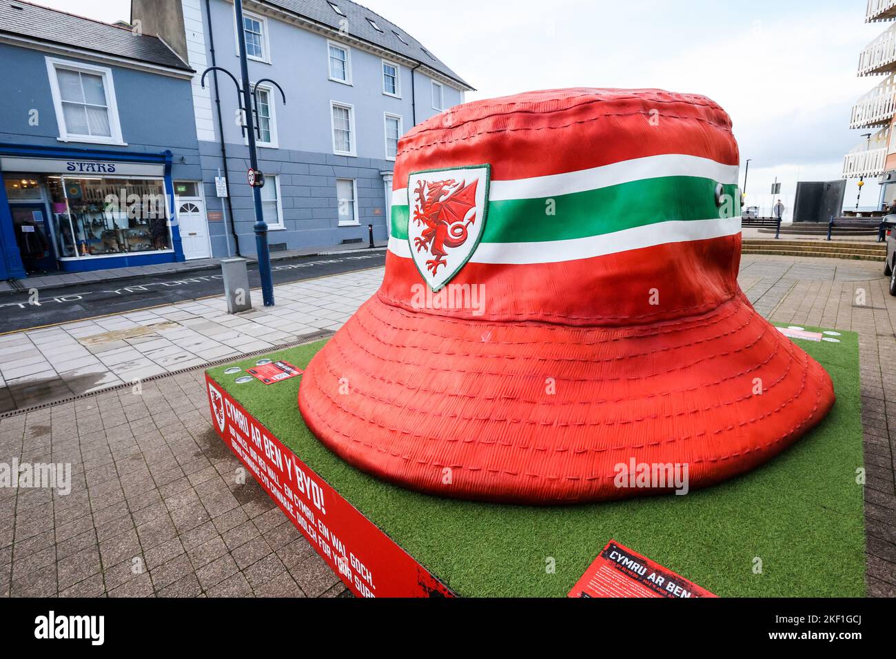 Aberystwyth, Wales, Großbritannien. 15.. November 2022. Riesige kultige walisische Fußballfans mit Hutstruktur, Aberystwyth, Wales, Großbritannien. Groß, 10 Fuß mal 10 Fuß, Kunstinstallation, im Zentrum von Aberystwyth ausgestellt, ist der Eimer Hut zu einem Symbol der Fans der Fußballmannschaft von Wales geworden. Die Statue wurde errichtet, es gibt fünf in walisischen Städten, um die walisische Nationalmannschaft zu feiern, die das Finale der Weltmeisterschaft zum ersten Mal seit 1958 erreicht hat, ein Zeitraum von 64 Jahren, seit sie das letzte Mal bei der Weltmeisterschaft gespielt haben. Kredit: Paul Quayle/Alamy Live Nachrichten Stockfoto